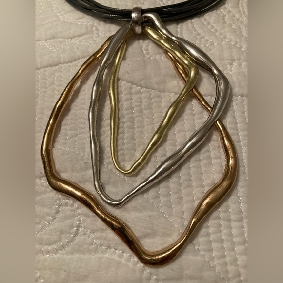 Fashion Necklace with tri-colored metal design - Picture 2 of 8